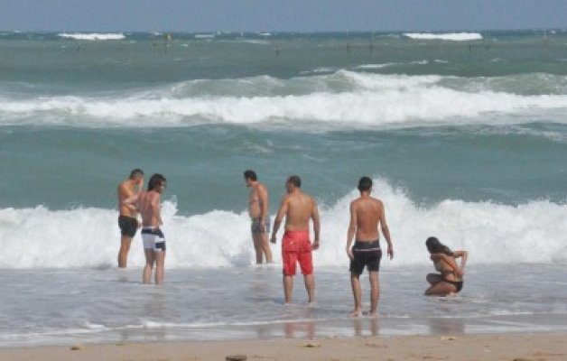 Beţi morţi, au plecat să facă baie în mare şi au ajuns la spital